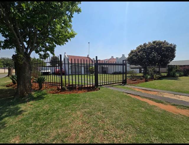 3 BEDROOM HOUSE FOR SALE IN HELIKONPARK